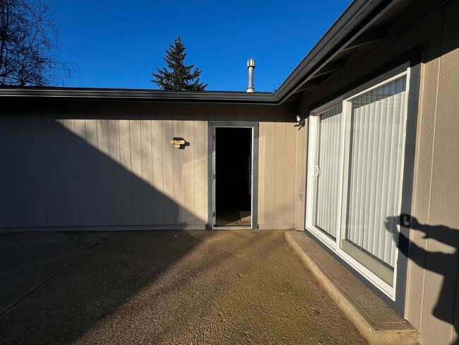 Building Photo - New carpet, kitchen, appliances, paint! Great neighborhood.