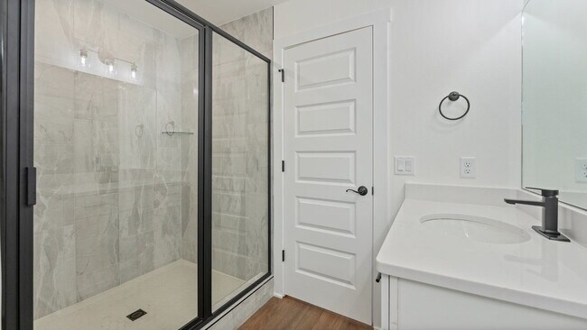 Building Photo - "Charming Farmington Retreat: Spacious 3-B...
