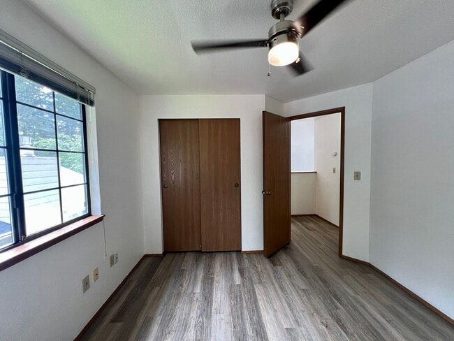 Building Photo - PENDING APPLICATION; New Paint & New Floor...
