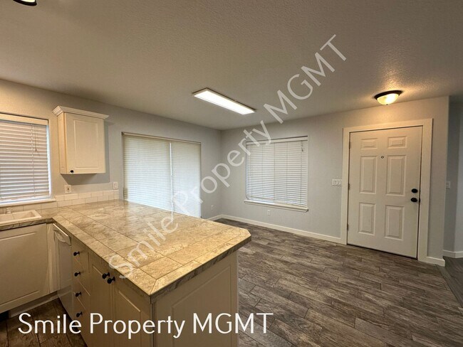 Building Photo - 3 Bedroom House in Happy Valley