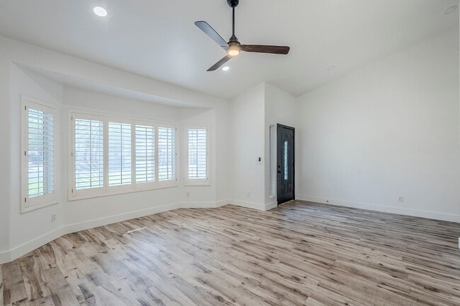 Building Photo - 760 N Swan Dr