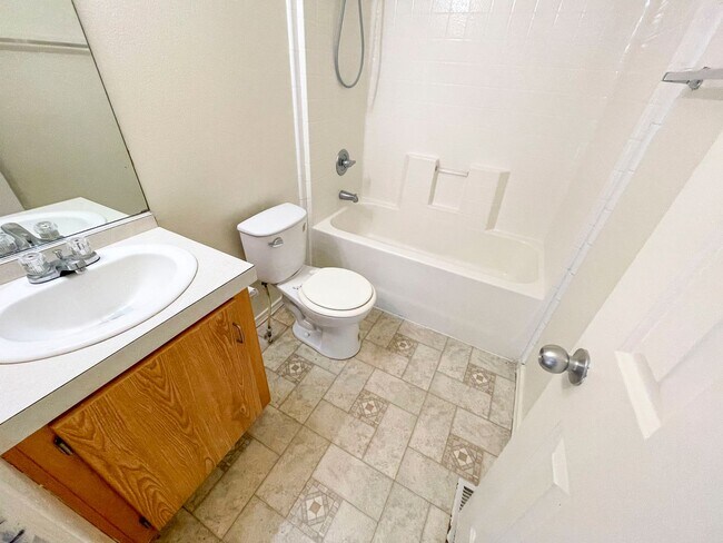 Building Photo - Close To Eureka and College of the Redwoods. Open Floor Plan. 2 Bathrooms!