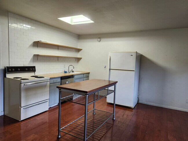 Building Photo - 3123-3125 Navajo Dr