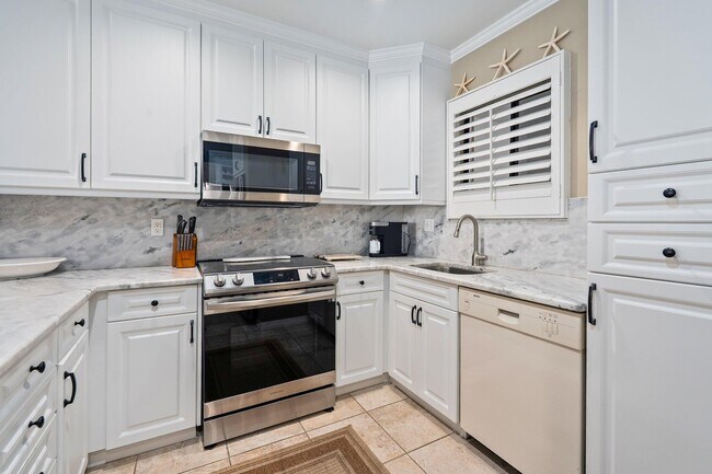 Building Photo - 1630 Seaway Dr