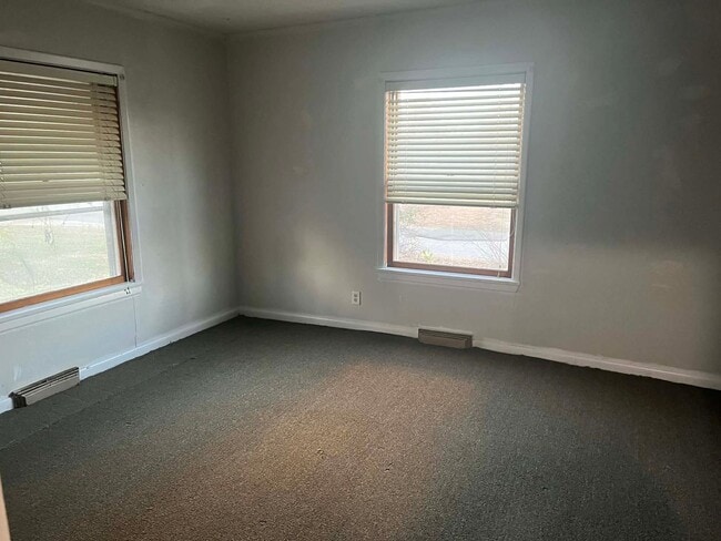 Building Photo - 901 W 7th St