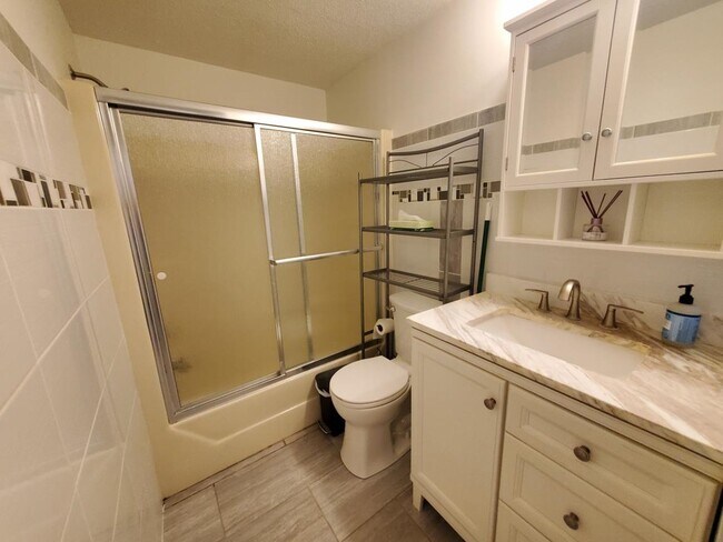 full bathroom in hallway - 8 Plaza Village Rd