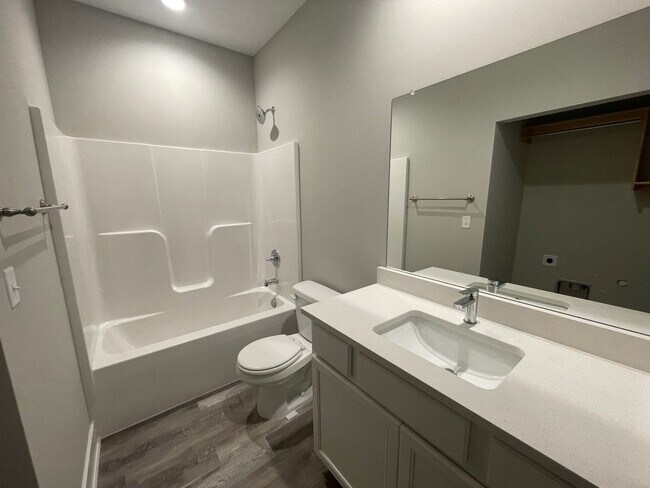 Building Photo - 16283/85 Ike Ct