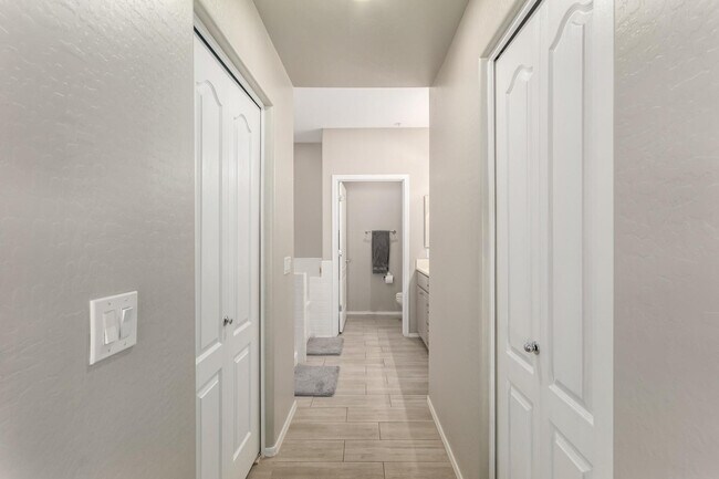 Building Photo - 705 W Queen Creek Rd