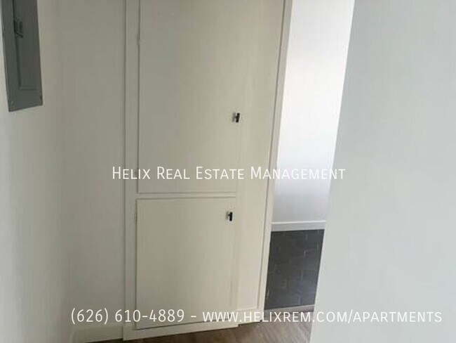 Building Photo - 523 E Live Oak Ave