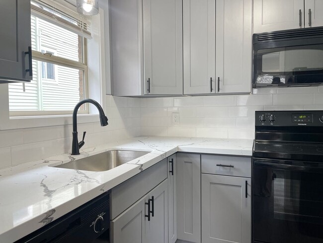 Building Photo - 2 Bedroom 2 Bathroom Ballard Duplex!