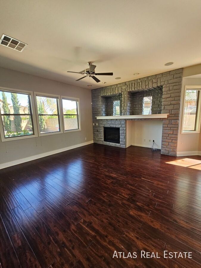 Building Photo - 1076 E Phelps St