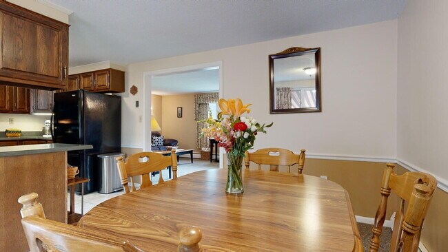 Building Photo - 3 bed, 2 bath house with solar panels! No ...