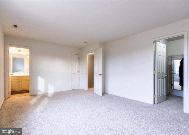 Building Photo - 17 Karendale Ct