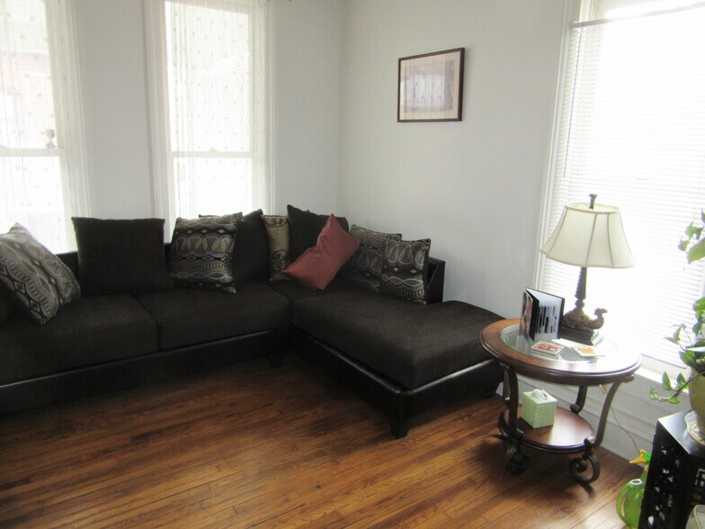 (rear parlor) family room - 704 N Randolph St