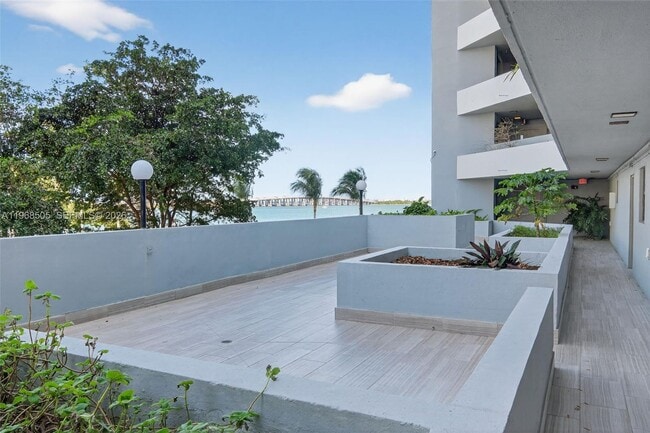 Building Photo - 555 NE 30th St