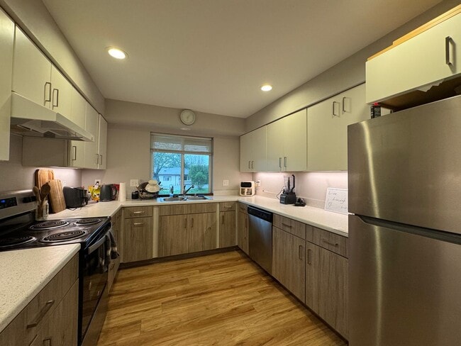 Building Photo - 6 Bed 5 Bath House Newer Updated Near Happy Valley, Fairhaven, WWU