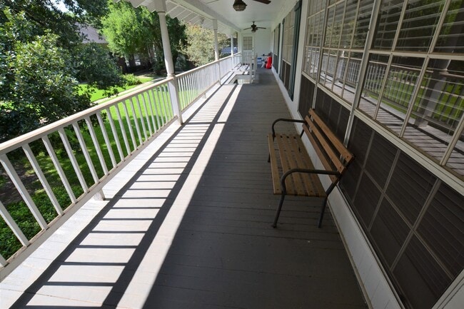 Building Photo - Gated Community!  2 bedroom, 2 bath Condo is excellent location off Jefferson Hwy