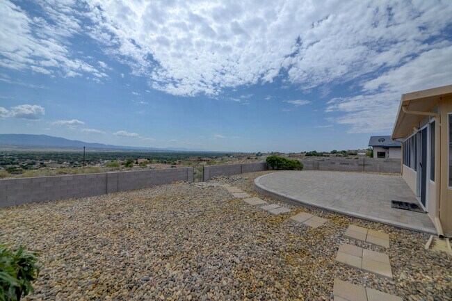 Building Photo - 814 Palmas Altas Dr SE
