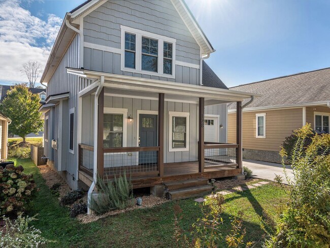 Building Photo - Darling Woodfin House