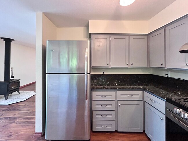 Building Photo - Large 3 Bed, 2 Bath, Sanctuary!
