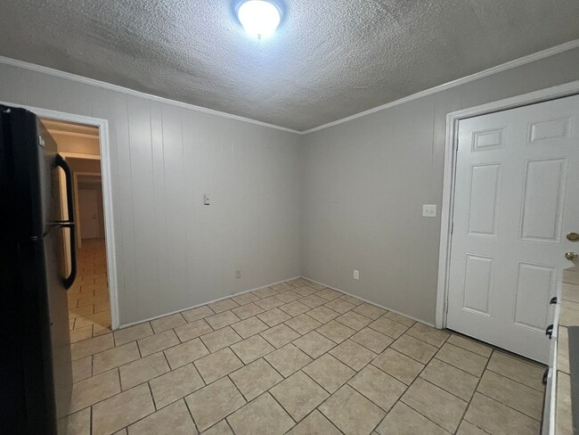 Building Photo - MOVE-IN READY!