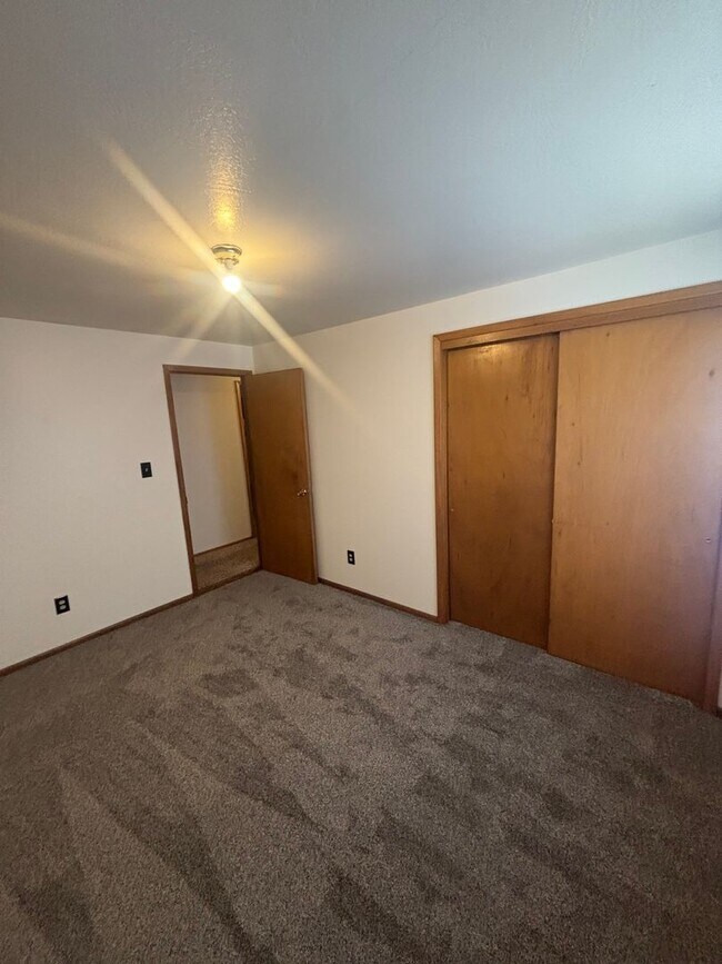 Building Photo - Maple Ave Duplex