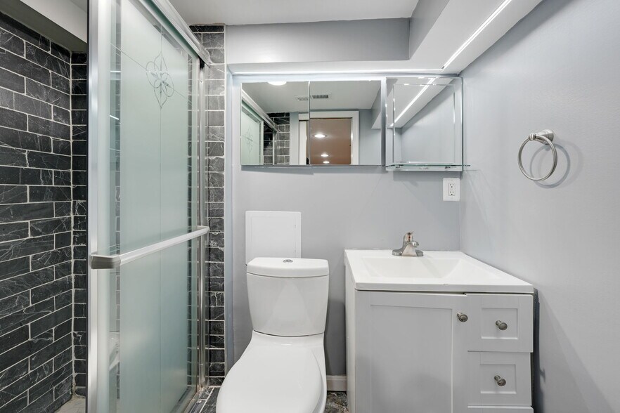 Building Photo - 520 Lamont St NW