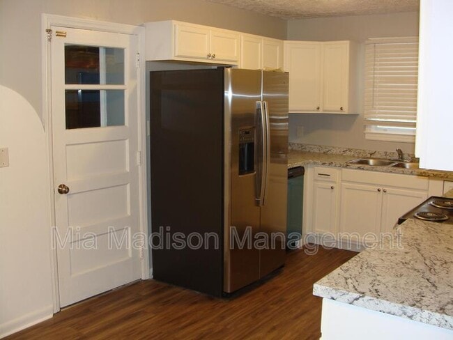 Building Photo - 11 Catherine Cir