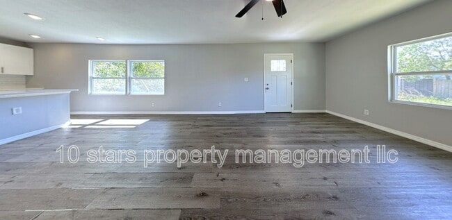 Building Photo - 3841 16th Ave S