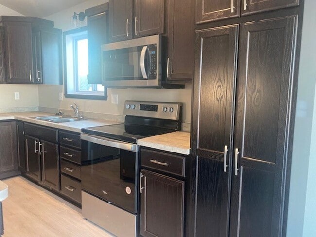 Building Photo - Modern 3 Bedroom Home with Garage & Fenced Yard for Rent!