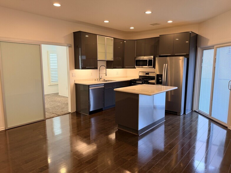 Building Photo - 1119 Poinsettia Dr