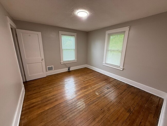Building Photo - Updated and Spacious 3-4 Bedroom, 2 Story Home Located on North Side of Youngstown
