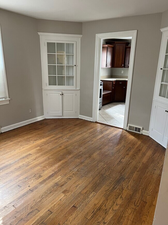 Dining Room - 526 S Mitchell St