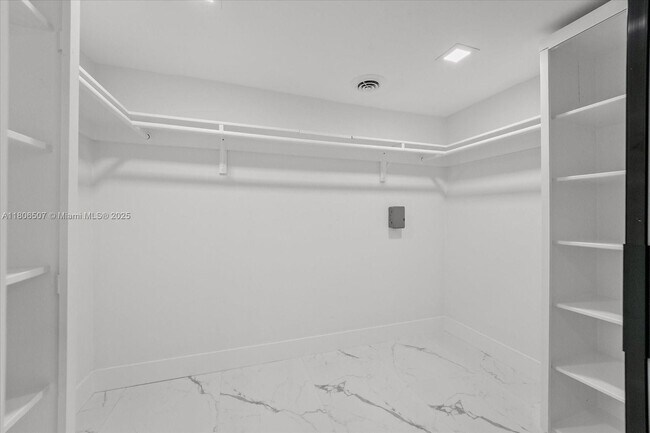 Building Photo - 112 E 1st Ct