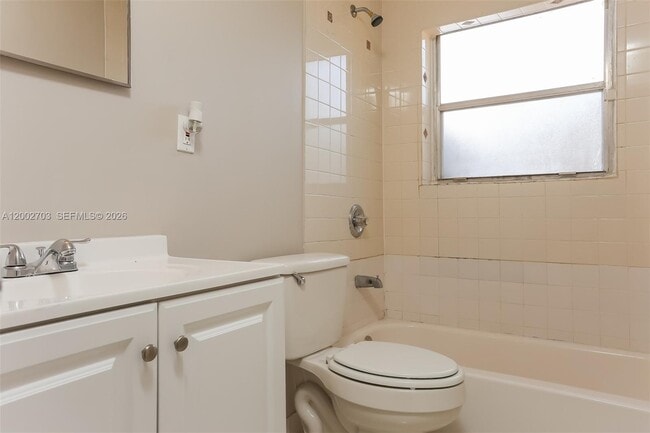 Building Photo - 1425 NE 29th St