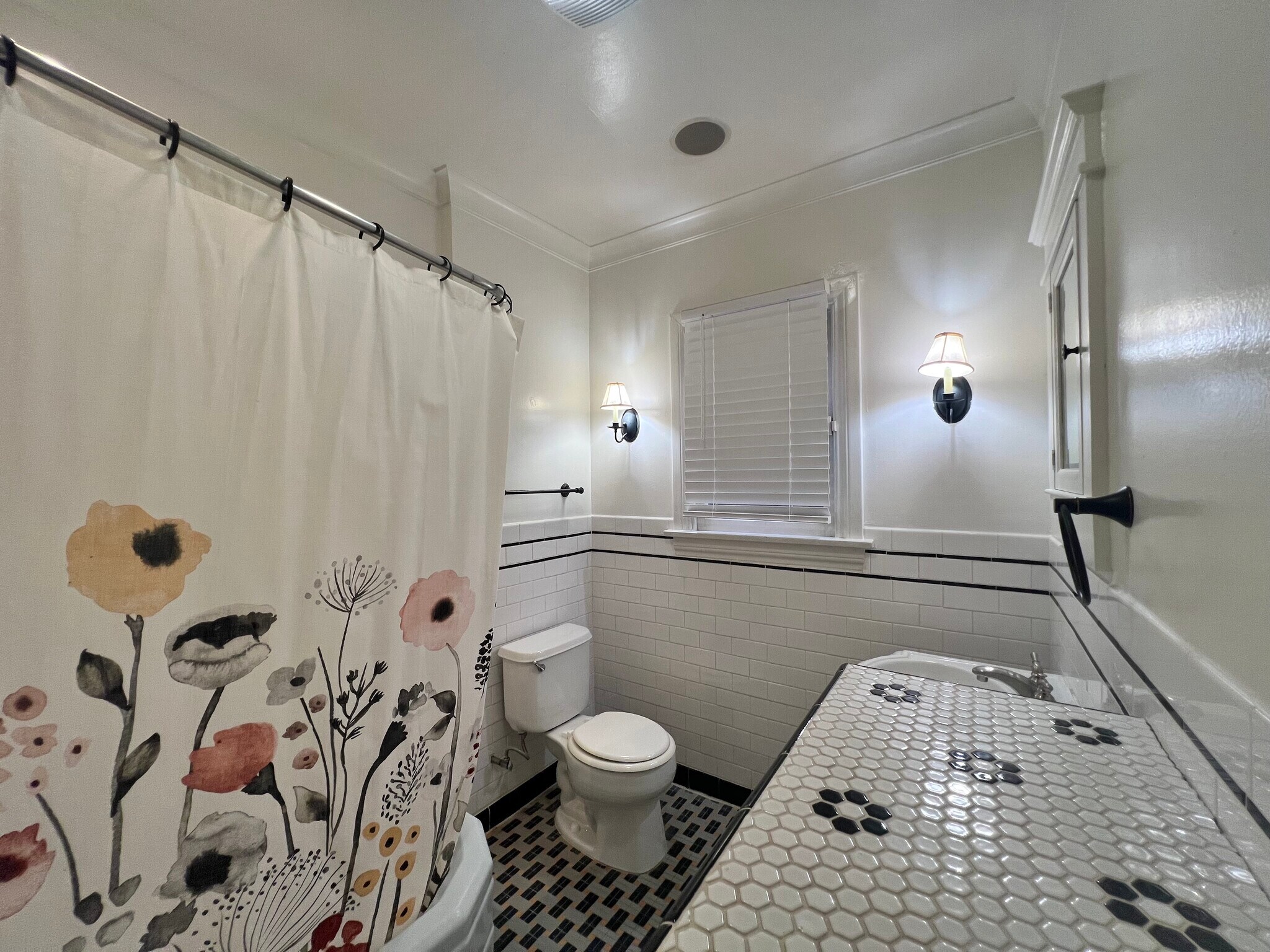 Full Bathroom 1 - 1152 N Sycamore Ave