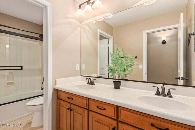 Building Photo - Eagle Glen Cul-de-sac Beauty