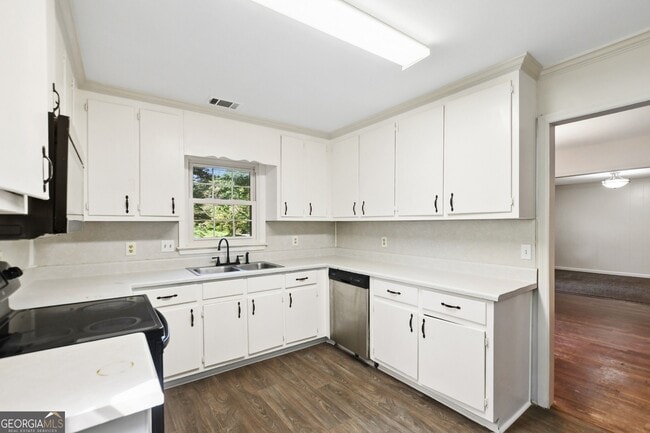 Building Photo - 5659 Whispering Pines Rd