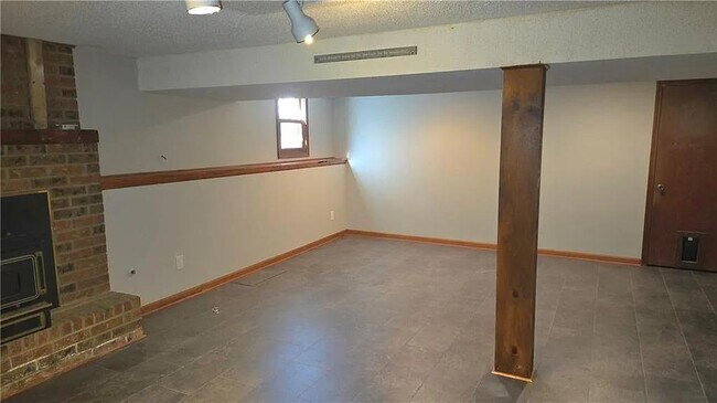 Building Photo - 518 SE Timbercreek Ln