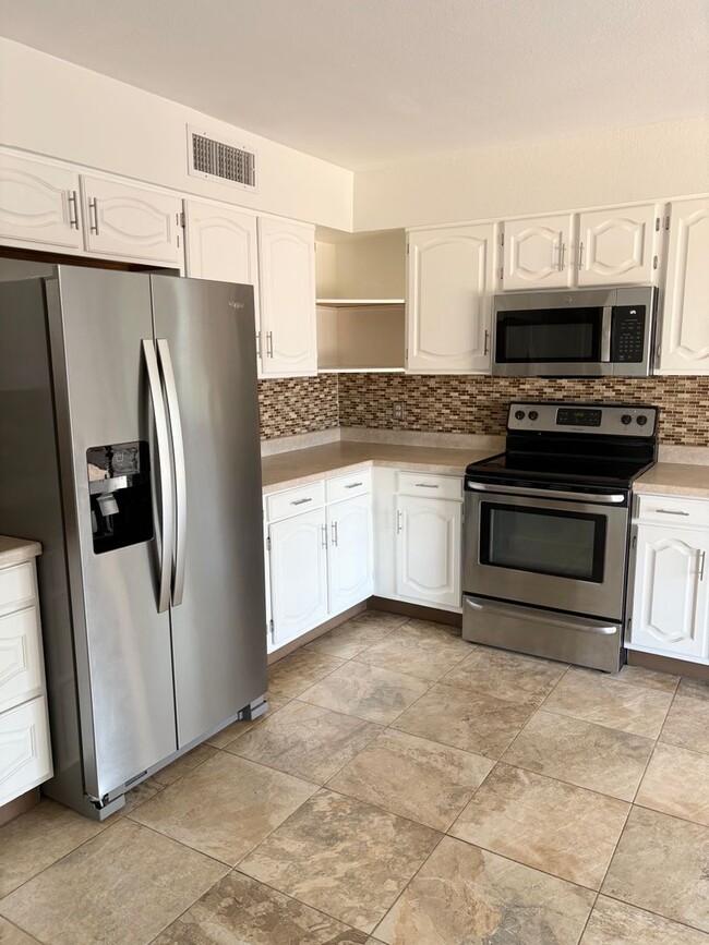 Building Photo - **Excellent 3br/2ba/2garage HOUSE (EXTENSI...