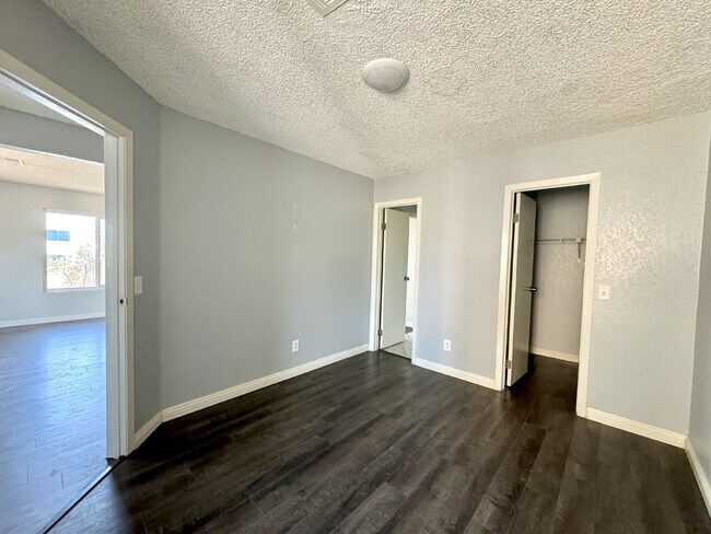 Building Photo - 4BD/3BA Henderson Townhome with Fireplace,...