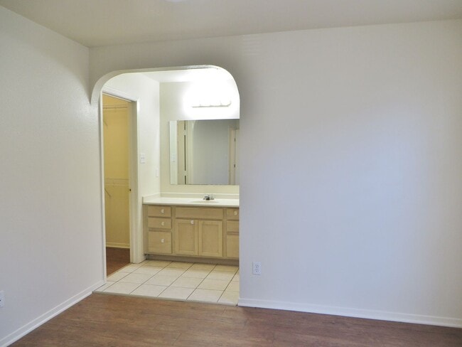 Building Photo - 2 Bedroom 2 Bathroom Unit In Georgetown
