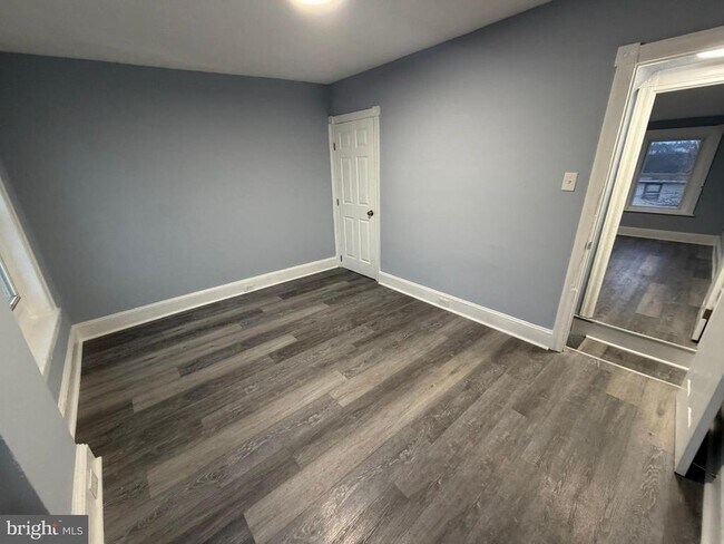 Building Photo - 363 E Airy St