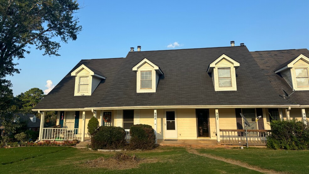 Beautiful front exterior with covered porch. - 905 Park Pl NE