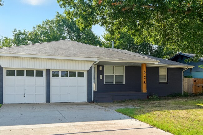 Primary Photo - 628 N Broadway