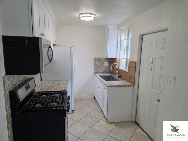 Building Photo - Cozy 1 bedroom home with private yards and...