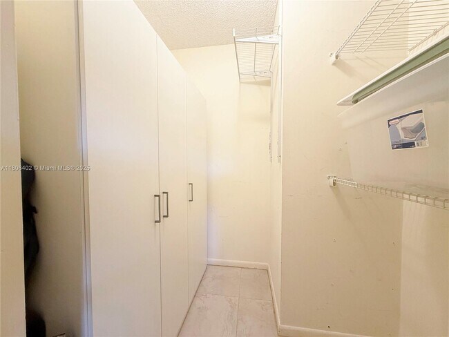 Building Photo - 9820 S Hollybrook Lake Dr