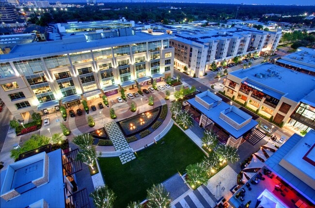 Building Photo - 9200 Westheimer Rd