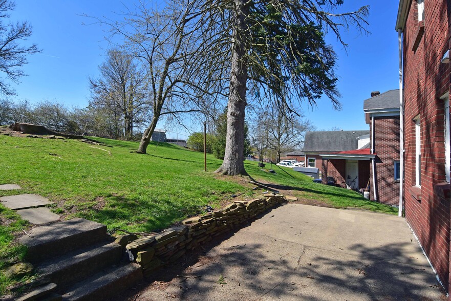 Large backyard and patio for relaxing and entertaining - 31 Marylea Ave