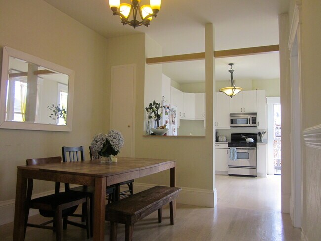 Building Photo - Stunning large Classic Pacific Heights Flat with lots of light, hardwood floors, washer/dryer, gr...